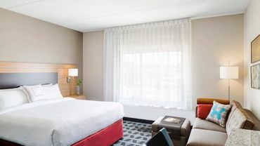 The New Townplace Marriott Kendall West offers Deluxe Suites with full kitchen, Free Breakfast Buffe