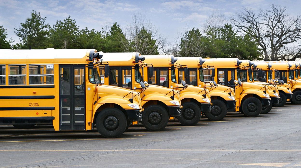Школьный автобус характеристики. Школьный автобус в Германии. Корейский школьный автобус. Service Bus.