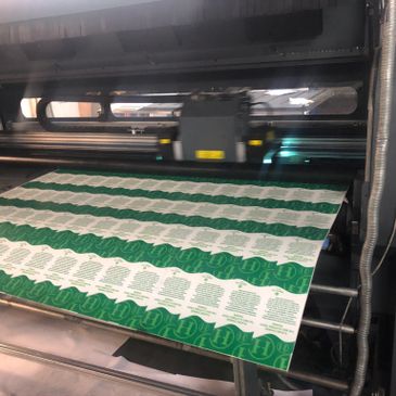 Impresión en alta resolución en vinil, lona, pvc, estireno, tintas base UV, Latex, y ecosolvente.