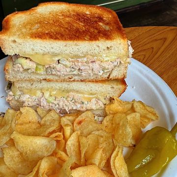Tuna Melt 
Loaded with organic celery, crisp onion, tangy pickles, fresh dill, lemon juice, olive oi