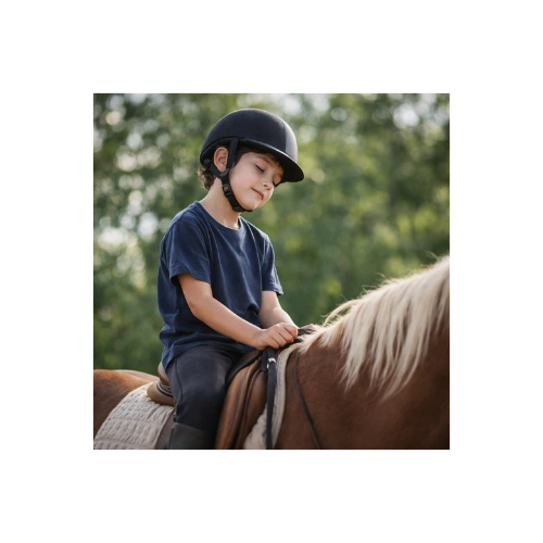 Enfant joyeux montant un cheval.