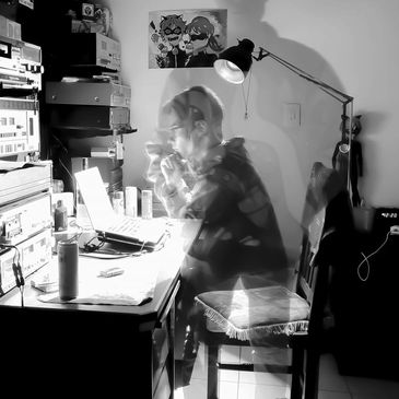 Foto estilizada de Luiz Gustavo Oleinik Mori no seu Laboratório de  Audio Rio Claro.