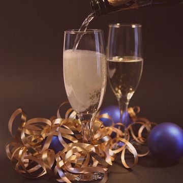 Two champagne glasses with ribbons