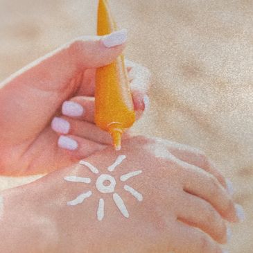 Mãos de pele clara mostrando a aplicação de protetor solar limpo, sem ingredientes sintéticos. O cre