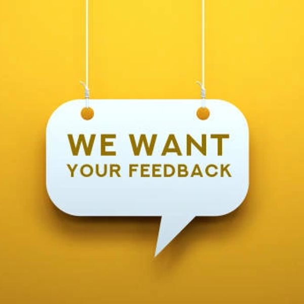 eine weiße Sprechblase vor einem gelben Hintergrund mit der Aufschrift we want your feedback
