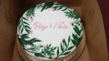A single tier wedding cake for Paige and Nick