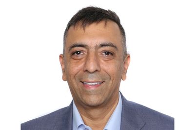 Peyman Moghaddam, presidente de BFI Energy Group, sonriente, con saco y camisa azul claro