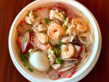 Noodles, pork, chicken, shrimp (3), broccoli, cabbage, carrot, mushroom, celery, boiled e