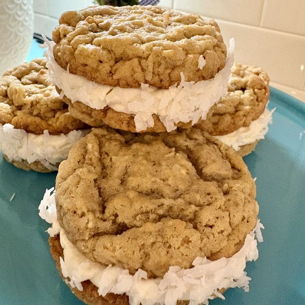 Oatmeal cream pies with fluffy white filling on a blue plate.