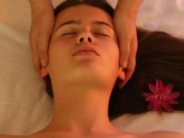 Massage and Facial Treatments in Zurich with Maryam. Model: Timéa Tschannen. All rights reserved.
