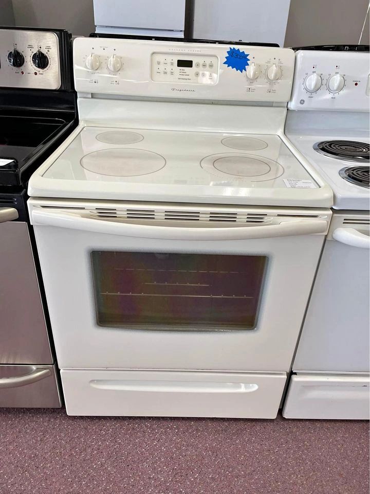 Very Pretty Frigidaire Flat Top Electric Range