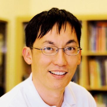 戴眼镜的微笑男子肖像。