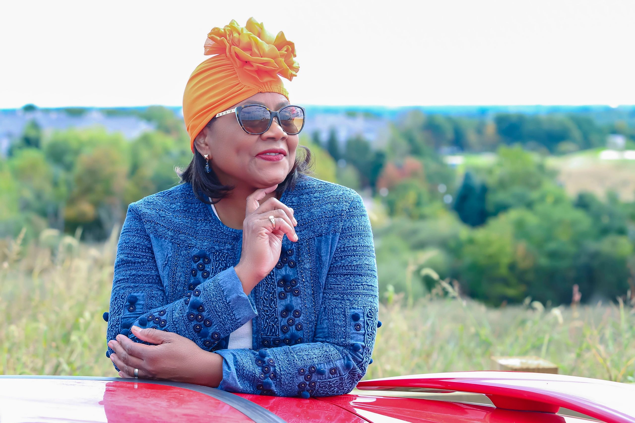 The woman photo suit after Looking on the camera