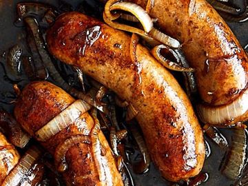 Grilled bratwurst with onions