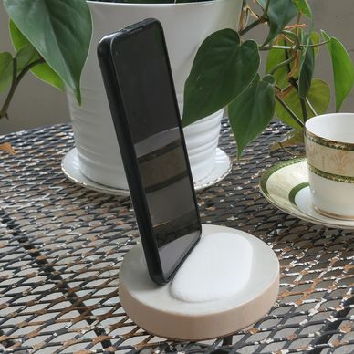 Cellphone Holder by Lelumineur © 2023