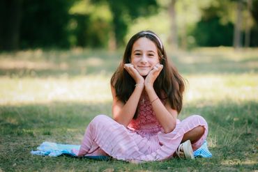 момиче на фотосесия в парка