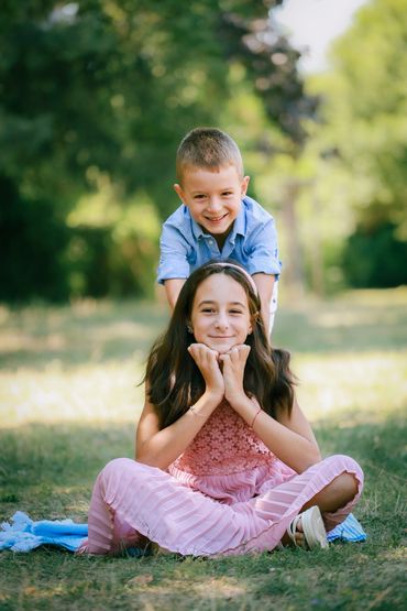брат и сестра, снимки в парка