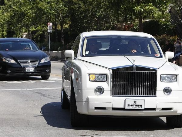 Entinen NBA-koripalloija Kris Humphries ja Kim Kardashian 20.8.2011.
(Rolls-Royce Phantom VI)
Avioli
