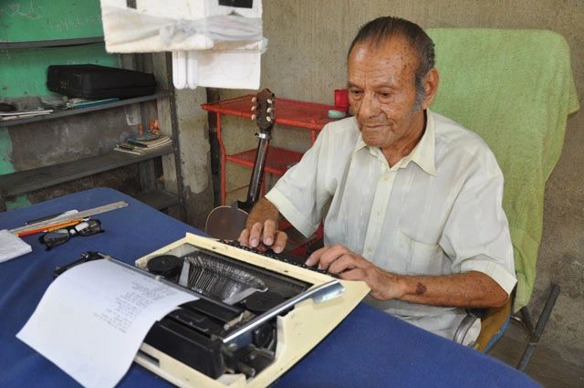 El compositor de esta canción que es estandarte de nuestra cultura fue Moises Coronado Castro.  Oriundo de Barranquilla, del barrio Santo Domingo, y con raíces en Sabanalarga, Moisés Coronado se consideraba un hijo más de Santa Marta, adonde llegó muy joven El compositor de esta canción que es estandarte de nuestra cultura fue Moises Coronado Castro.  Oriundo de Barranquilla, del barrio Santo Domingo, y con raíces en Sabanalarga, Moisés Coronado se consideraba un hijo más de Santa Marta, adonde llegó muy joven