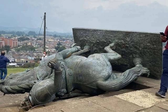 -Tumbamos a Sebastián de Belalcázar en memoria de nuestro cacique Petecuy, quien luchó contra la corona española, para que hoy sus nietos y nietas sigamos luchando para cambiar este sistema de gobierno criminal que no respeta los derechos de la madre tierra- indicaron a través de las redes sociales.