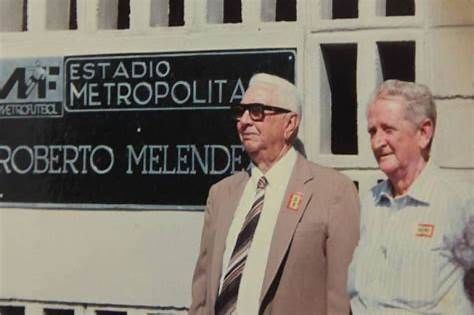 Dos grandes insignias barranquilleras: Roberto "Flaco" Meléndez y el Gran Maestro Chelo de Castro (Imagen de https://www.elespectador.com/deportes/futbol-colombiano/junior-fc/el-flaco-melendez-dueno-del-metropolitano-article/)