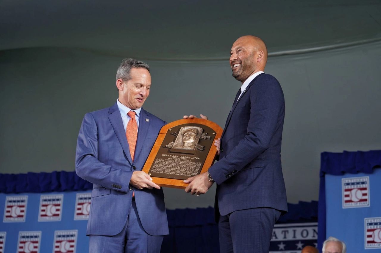 El gran capitán, DEREK JETER de los Yankees, recibiendo su placa que lo incluye en el monumento de los Inmortales de la MLB en el Salón De La Fama de Cooperstwam. El gran capitán, DEREK JETER de los Yankees, recibiendo su placa que lo incluye en el monumento de los Inmortales de la MLB en el Salón De La Fama de Cooperstwam.