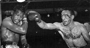 Carmen Basilio lo expuso todo frente a Sugar Ray Robinson. Terminò el combate tumefcto y sangrante pero se alzò con la victoria y el tìtulo mundial de los peos medianos. (Imagen de https://www.fightsports.tv/carmen-basilio-overcomes-sugar-ray-robinson-with-split-decision-for-middleweight-title-) Carmen Basilio lo expuso todo frente a Sugar Ray Robinson. Terminò el combate tumefcto y sangrante pero se alzò con la victoria y el tìtulo mundial de los peos medianos. (Imagen de https://www.fightsports.tv/carmen-basilio-overcomes-sugar-ray-robinson-with-split-decision-for-middleweight-title-)