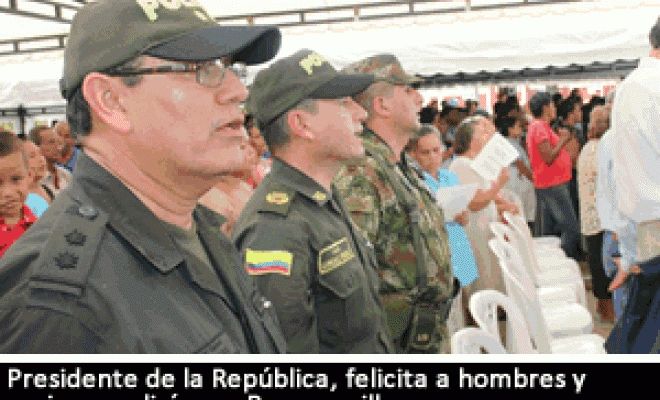 El 7 de septiembre de 2013, el entonces presidente de la Repùblica, Juan Manuel Santos felicitò al BG Comandante de Policìa,Josè Vicente Segura, por su gran labor al frente de la instituciòn (Imagen tomada de https://www.policia.gov.co/noticia/presidente-de-la-rep%C3%BAblica-felicita-hombres-y-mujeres-polic%C3%ADas-en-barranquilla)