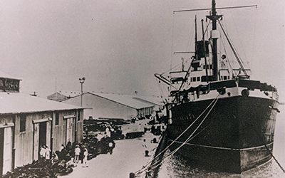 Gracias a las obras adelantadas, fue posible que atracara en Barranquilla el buque tanque petrolero Taralalite el 29 de mayo de 1935 (imagen tomada de https://www.puertodebarranquilla.com/index.php/historias-puerto/page/3/) Gracias a las obras adelantadas, fue posible que atracara en Barranquilla el buque tanque petrolero Taralalite el 29 de mayo de 1935 (imagen tomada de https://www.puertodebarranquilla.com/index.php/historias-puerto/page/3/)