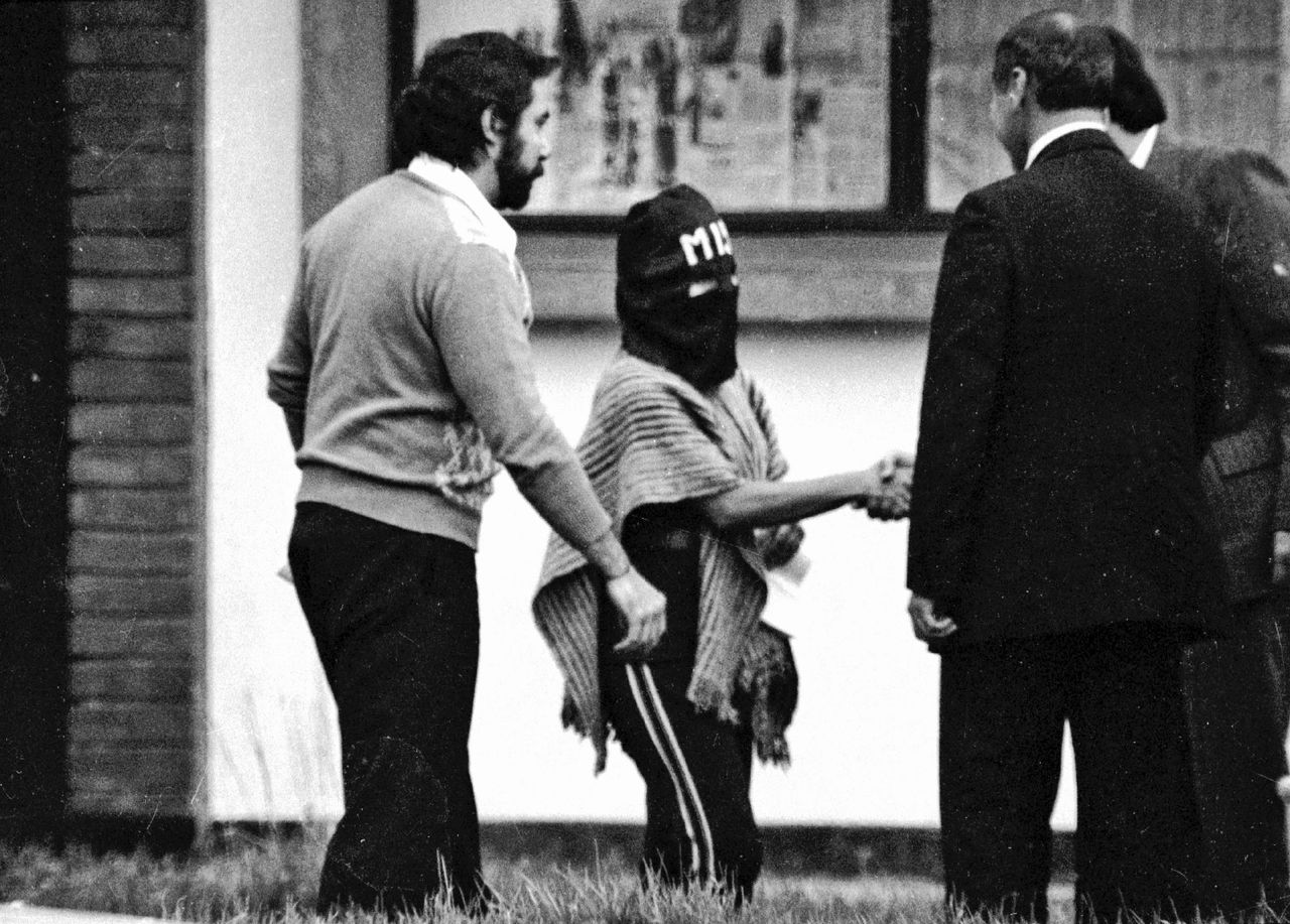 Dos días después del hecho, subversivos y Gobierno llegaron a un acuerdo para empezar a negociar. Por parte del Estado, los voceros serían Ramiro Zambrano Cárdenas y Camilo Jiménez Villalba; mientras que Carmenza Cardona Londoño, representaría a los subversivos y el embajador mexicano, Ricardo Galán, aparecía como veedor de las negociaciones