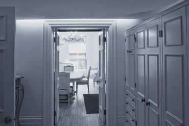 corridor between the Living room and the dining room 