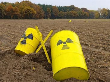 Yellow barrels with radiation symbol in field.
