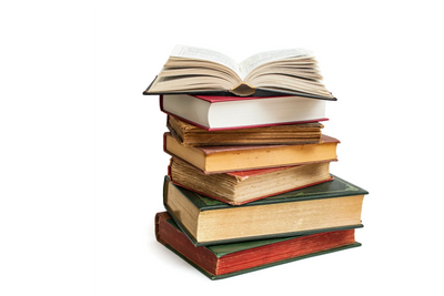 Pile de livres illustrant le parcours académique et l'engagement professionnel en neuropsychologie.