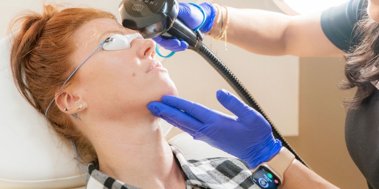 Ideal for: Sun damage / brown spots, Rosacea or redness, Uneven skin tone, Fine lines and enlarged p