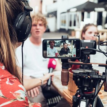 Interview wird im Freien mit Kamera und Mikrofon aufgenommen.