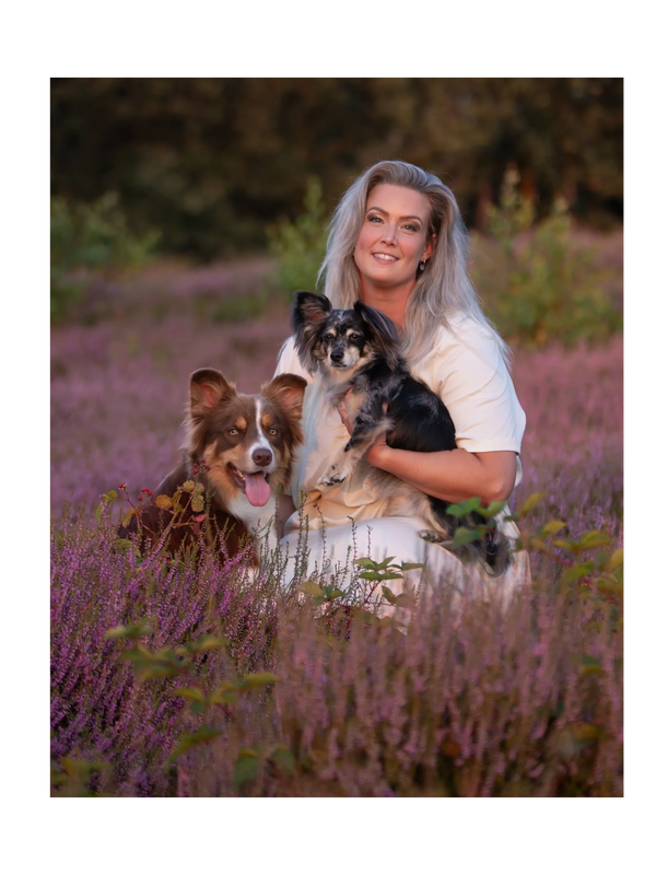 Esther met haar eigen honden in de natuuur, in verbinding
