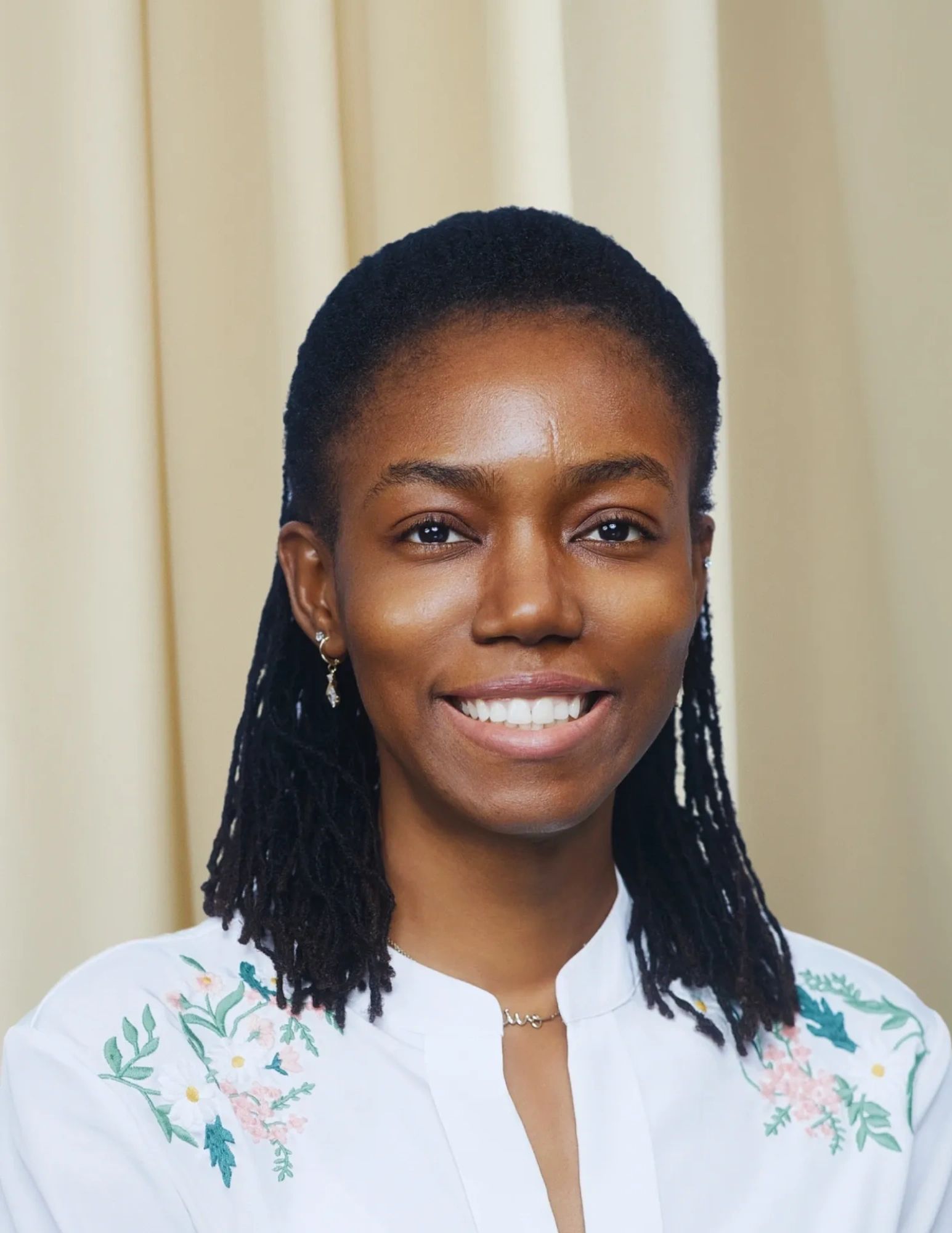 Black female therapist in Ontario smiling