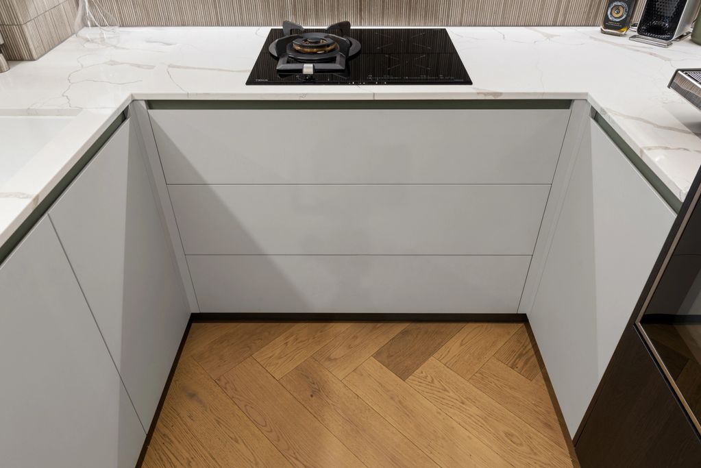 Handleless push-to-open drawers