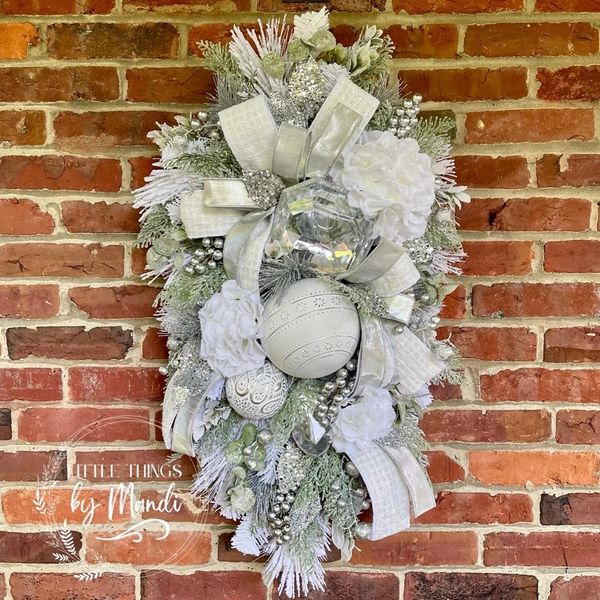 Phot of completed elegant Christmas swag tutorial project