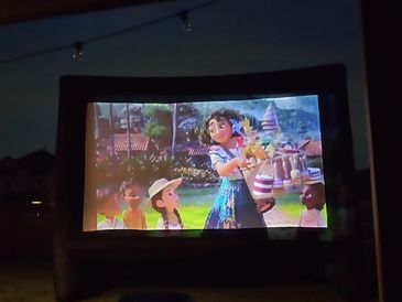 Family Fun Pack
14 FT SCREEN
Projector and Stand
DVD/Blue Ray Player and Stand
Speakers
Complimentar