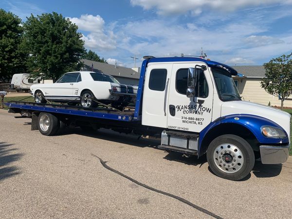 Flat bed rollback tow truck in Wichita Kansas doing a AAA tow service in Wichita kansas
