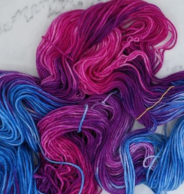Dyed worsted yarn