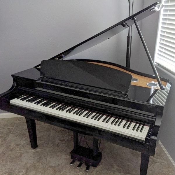 Yamaha CLP-795GP digital grand piano. Wood key action, grand piano speakers, touch screen interface