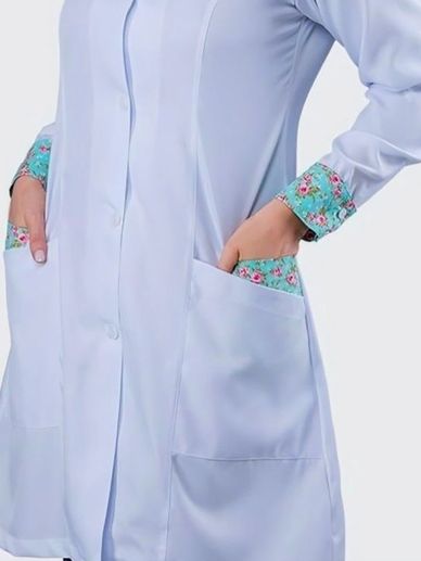 لابكوت طبي نسائي بتطريز على الأكمام 