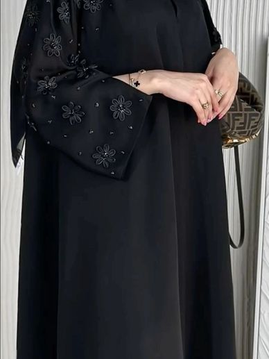 عباية فاخرة بأكمام مطرزة 