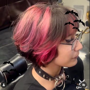 Short hairstyle with pink and gray highlights.