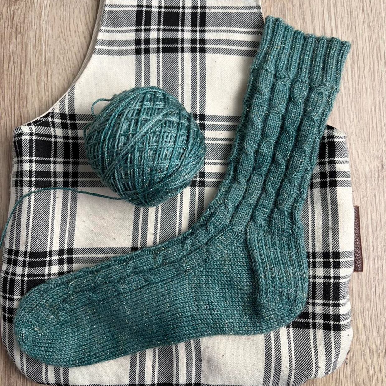 Un exemplaire du patron de bas Osisko, par Marilyn Aubin.