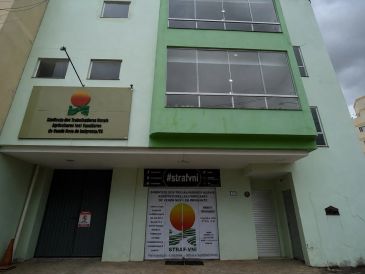 Fachada de prédio com logotipo e texto institucional.