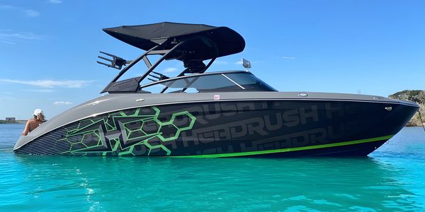 custom design boat wrap