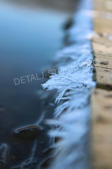 27. Frost på gangvei ledende ut i vannet.